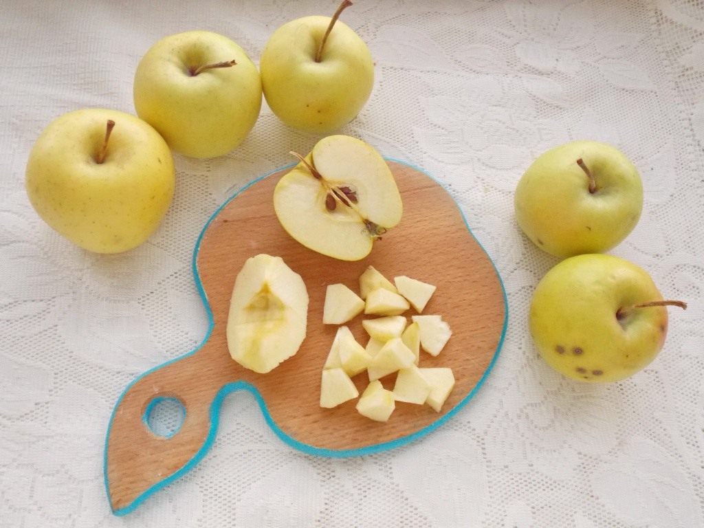 Яблоки кусочки рецепт. Яблоки нарезанные ломтиками. Нарезка ломтиками яблоки. Яблоко порезанное дольками. Долька яблока.