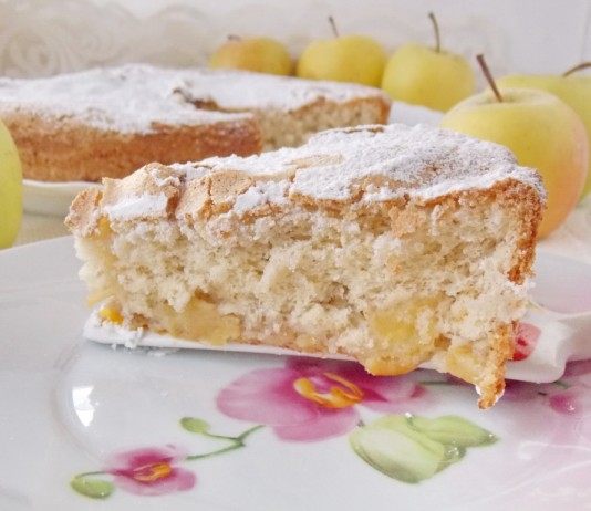 Шарлотка с яблоками