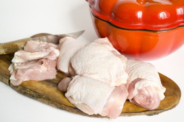 Вынимаем кости из курицы, и обжариваем мясо Вынимаем кости из курицы, и обжариваем мясо