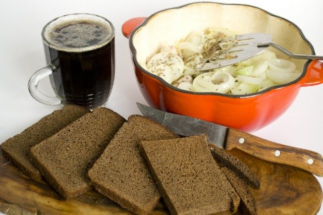 Выкладываем в емкость для тушения мясо курицы, покрываем луком Выкладываем в емкость для тушения мясо курицы, покрываем луком