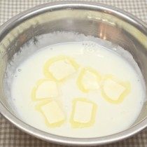 Молоко смешиваем с кукурузным крахмалом и растапливаем в нём сливочное масло Молоко смешиваем с кукурузным крахмалом и растапливаем в нём сливочное масло