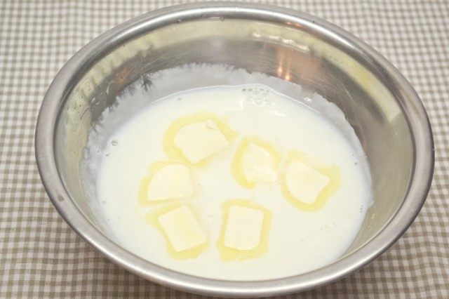 Молоко смешиваем с кукурузным крахмалом и растапливаем в нём сливочное масло Молоко смешиваем с кукурузным крахмалом и растапливаем в нём сливочное масло