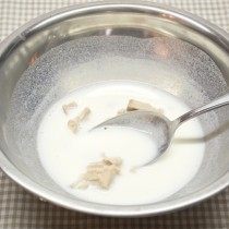 Растворяем дрожжи Растворяем дрожжи