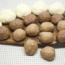 Из каждого куска теста делаем по 7 шариков Из каждого куска теста делаем по 7 шариков