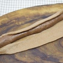 Из темного теста скатаем колбаски, остальное раскатаем Из темного теста скатаем колбаски, остальное раскатаем