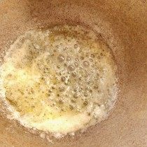 Сахар доводим до закипания Сахар доводим до закипания