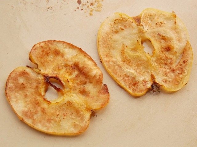 Обжарим яблочные чипсы с двух сторон Обжарим яблочные чипсы с двух сторон
