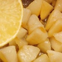 В тушёные яблоки добавляем сок лимона В тушёные яблоки добавляем сок лимона
