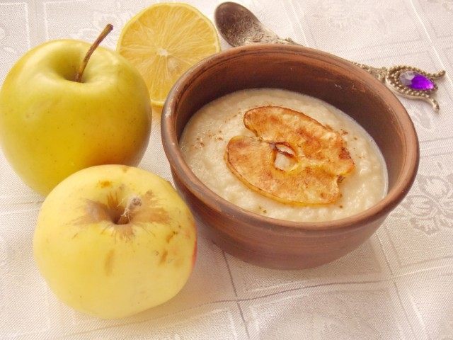 Яблочный суп-десерт подается горячим, с яблочными чипсами Яблочный суп-десерт подается горячим, с яблочными чипсами