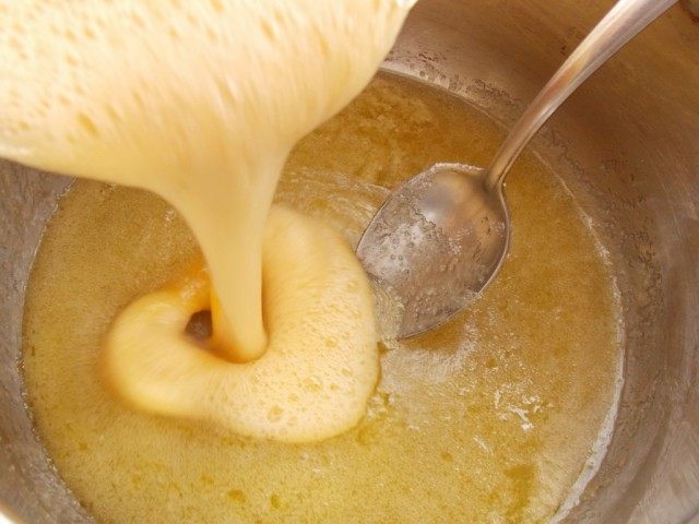 Взбитое яйцо выливаем в емкость с растопленным мёдом, сахаром и сливочным маслом