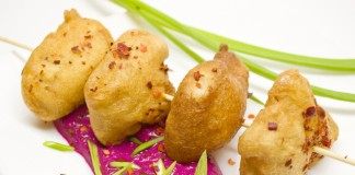 Рыба в кляре со свекольным пюре