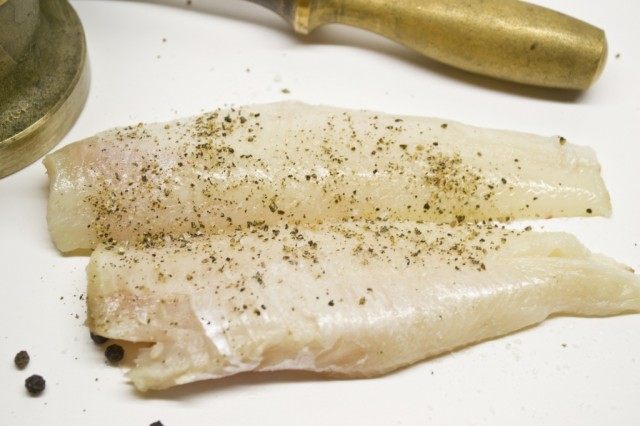 Рыбное филе обсушим и маринуем черным перцем и солью