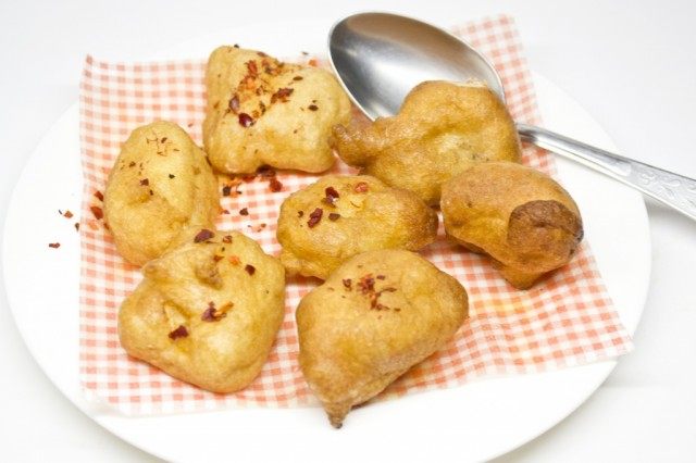 Даем стечь маслу с кусочков рыбы Даем стечь маслу с кусочков рыбы