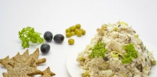 Рыбный салат с сельдереем и галетами из ржаной муки