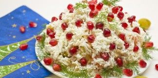 Салат праздничный с курицей, брынзой и голландским соусом