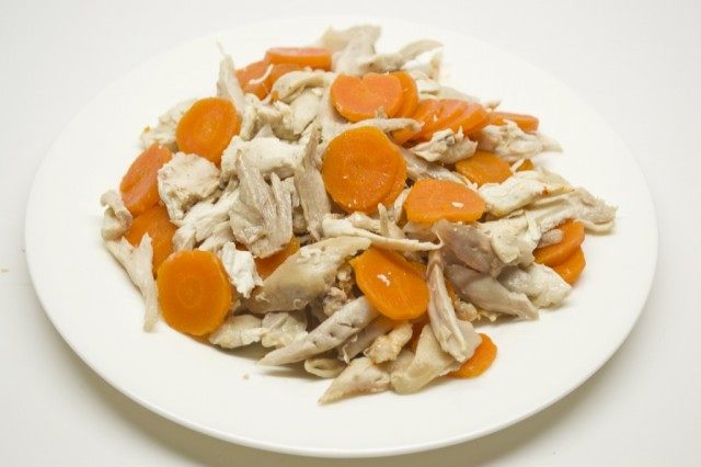 Отваренное мясо курицы разбираем, морковь нарежем кружочками Отваренное мясо курицы разбираем, морковь нарежем кружочками