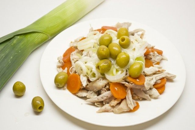Добавляем к курице с морковью обжаренный лук-порей и зеленые оливки Добавляем к курице с морковью обжаренный лук-порей и зеленые оливки