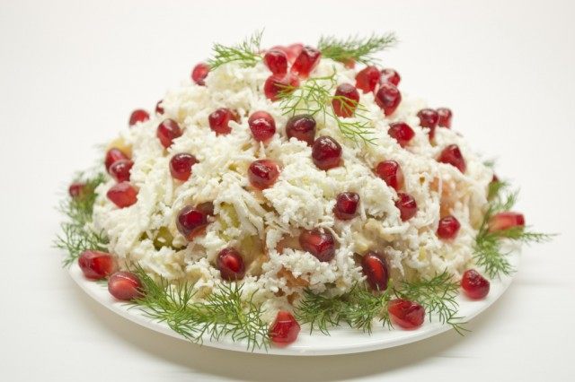 Салат праздничный с курицей, брынзой и голландским соусом Салат праздничный с курицей, брынзой и голландским соусом