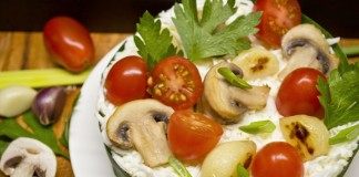 Праздничный салат с сыром и запеченным чесноком