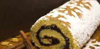 Бисквитный рулет с кардамоном и джемом из голубики