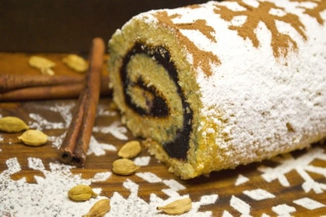 Бисквитный рулет с кардамоном и джемом из голубики Бисквитный рулет с кардамоном и джемом из голубики