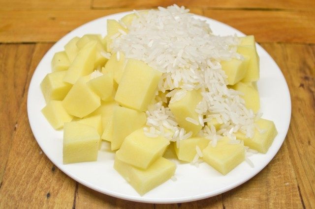 В кастрюлю выкладываем обжаренные овощи, картофель и рис. Варим до готовности риса В кастрюлю выкладываем обжаренные овощи, картофель и рис. Варим до готовности риса
