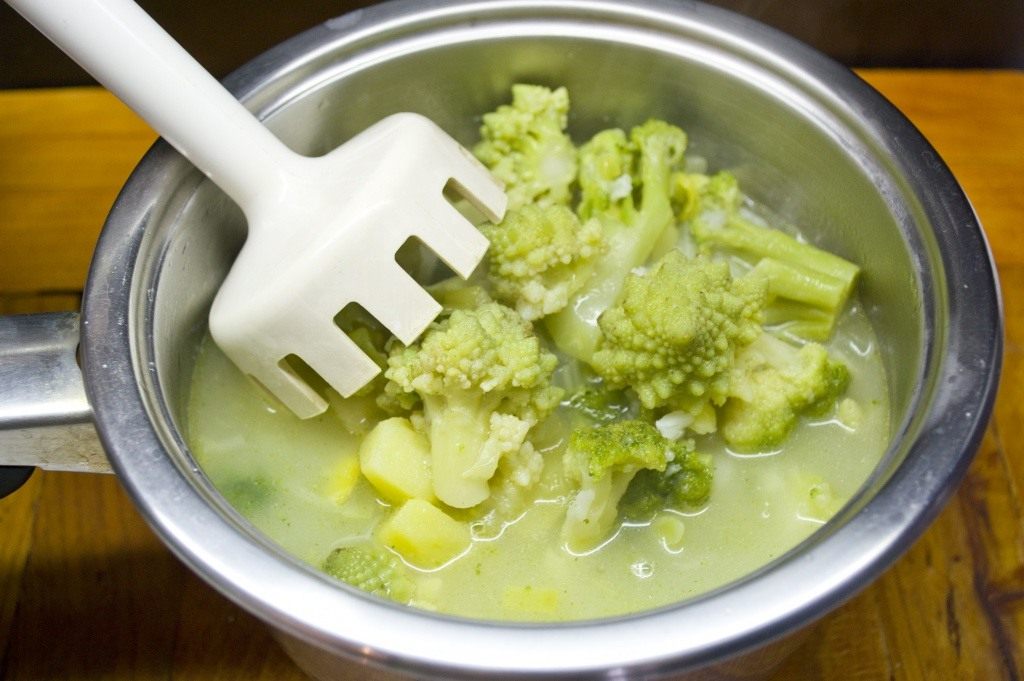 Укроп добавляют в суп. Суп из романеско. Суп из брокколи постный. Суп из овощей процесс приготовления. Суп пюре из брокколи постный.