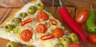 Пицца с курицей и томатами черри
