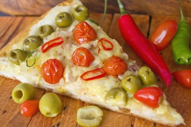 Пицца с курицей и томатами черри Пицца с курицей и томатами черри
