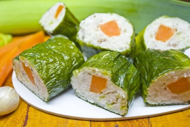 Ролл из куриной грудки в луке порее Ролл из куриной грудки в луке порее