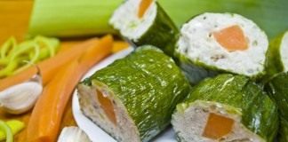 Ролл из куриной грудки в луке порее