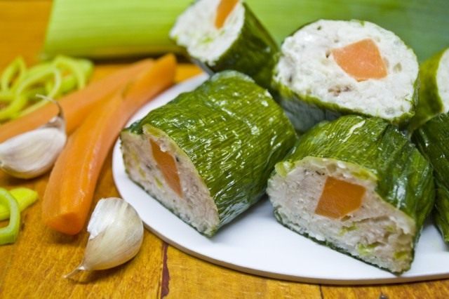 Ролл из куриной грудки в луке порее