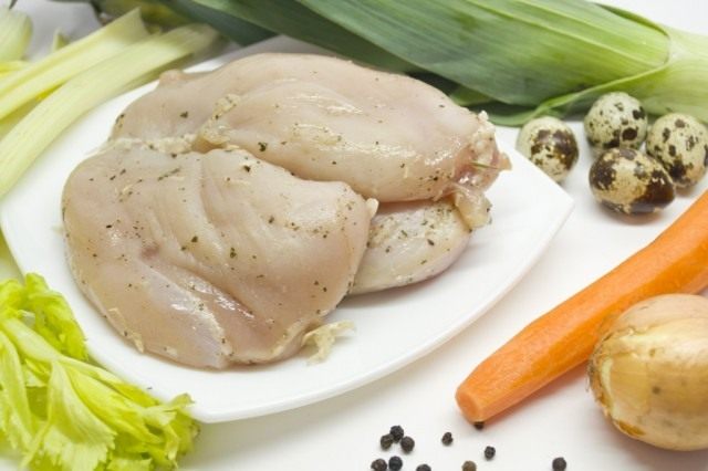 Ингредиенты для роллов из куриной грудки с морковью в луке порее Ингредиенты для роллов из куриной грудки с морковью в луке порее