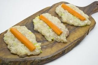 На лепешки из фарша выкладываем отваренную морковь На лепешки из фарша выкладываем отваренную морковь