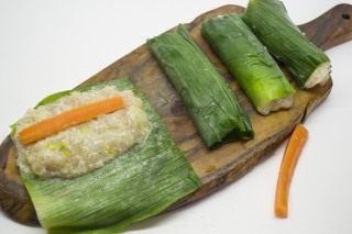 Заворачиваем роллы из куриного фарша в листья лука порея Заворачиваем роллы из куриного фарша в листья лука порея