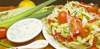 Салат из овощей с лимонно-луковой заправкой