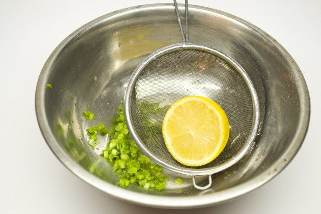Делаем лимонно-луковую заправку для салата
