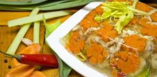 Заливное из курицы с луком пореем и сладким перцем