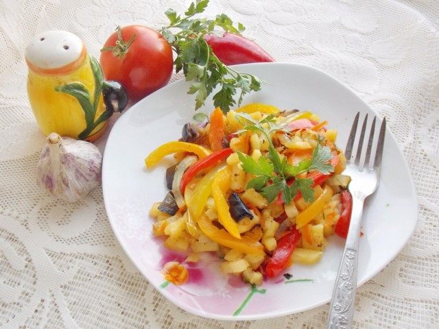 Жареная картошка ассорти с овощами Жареная картошка ассорти с овощами