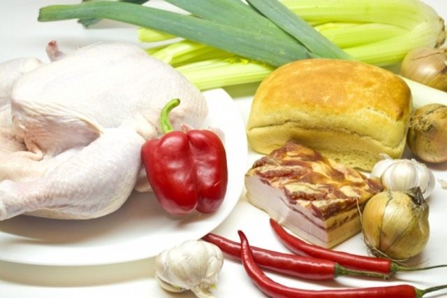 Ингредиенты для приготовления фаршированной курицы с овощами и панчеттой