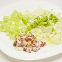 Обжариваем грудинку с луком, пореем и сельдереем Обжариваем грудинку с луком, пореем и сельдереем
