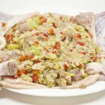 Заполняем куриную кожу получившимся фаршем Заполняем куриную кожу получившимся фаршем