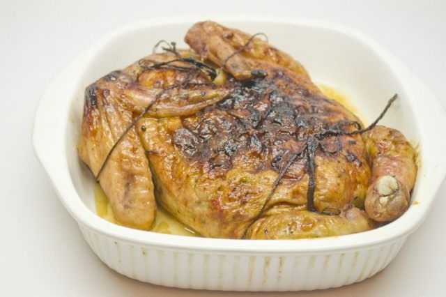 Запекаем курицу 1 час при температуре 180 °C Запекаем курицу 1 час при температуре 180 °C