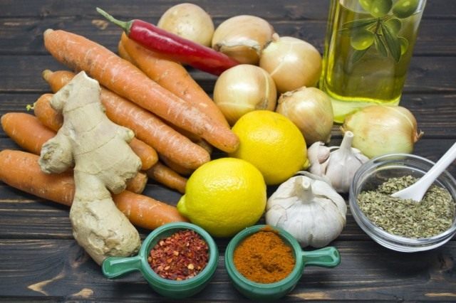 Ингредиенты для приготовления маринованной морковки с луком и орегано Ингредиенты для приготовления маринованной морковки с луком и орегано