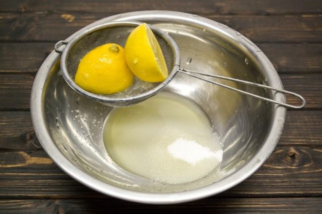 Пока овощи варятся, выжимаем сок из лимонов, смешиваем его с сахарным песком