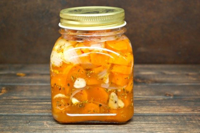 Стерилизованная маринованная морковка с луком и орегано хорошо хранится в прохладном помещении в течение нескольких месяцев Стерилизованная маринованная морковка с луком и орегано хорошо хранится в прохладном помещении в течение нескольких месяцев