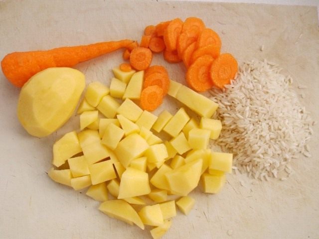 Нарежем картофель и морковь Нарежем картофель и морковь