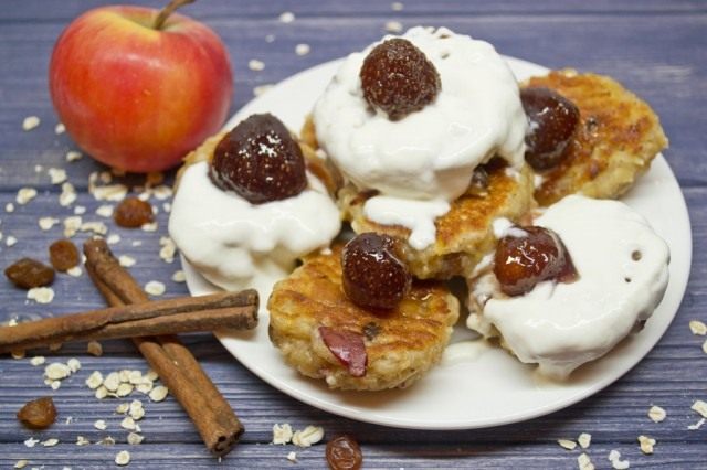 Сырники с овсяными хлопьями и яблоками Сырники с овсяными хлопьями и яблоками