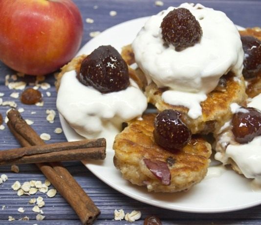 Сырники с овсяными хлопьями и яблоками