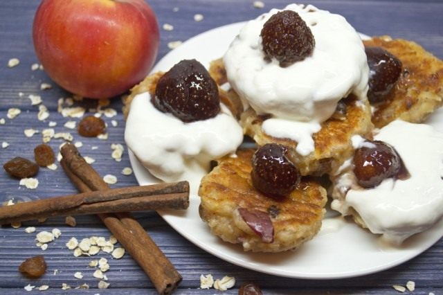 Сырники с овсяными хлопьями и яблоками